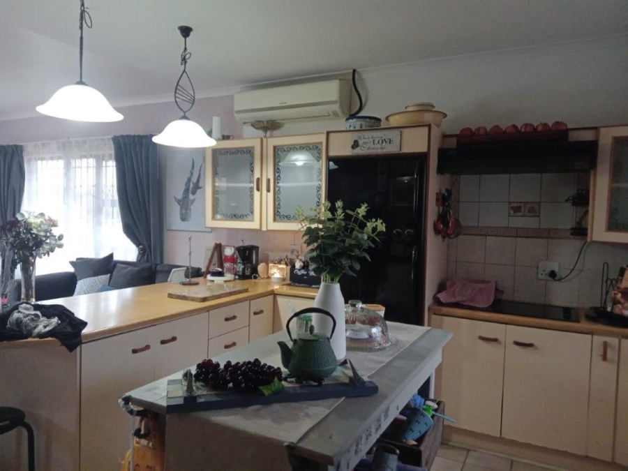 5 Bedroom Property for Sale in Wavecrest Eastern Cape